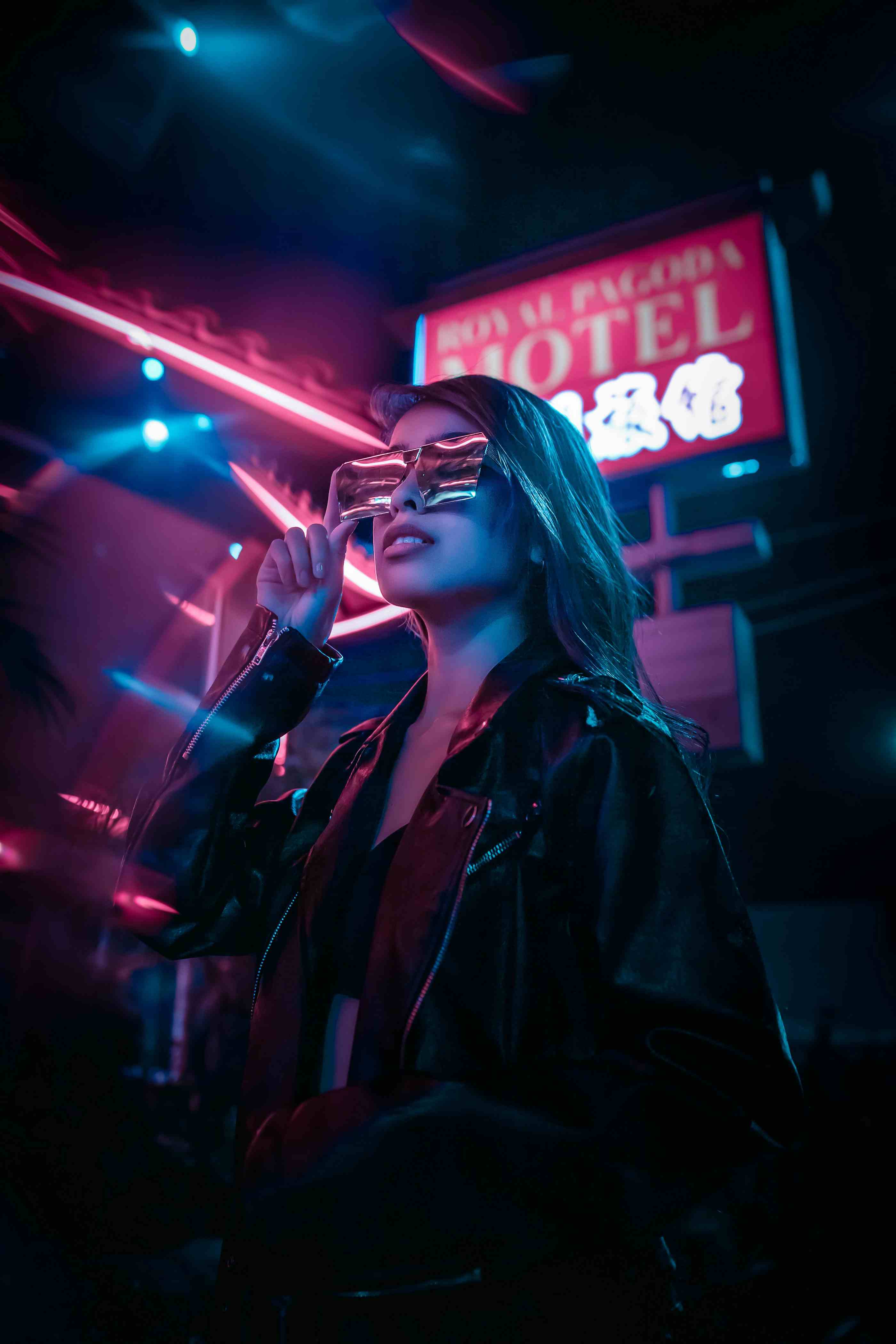 球场泛光灯在夜色中亮起,灯柱照亮整片草皮